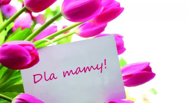 Różowe tulipany z kartką "Dla mamy!".