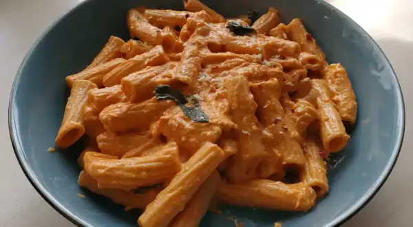 En krämig pasta med en härlig tomatsås, perfekt för ett snabbt vodka pasta recept. Toppad med chili och parmesan.