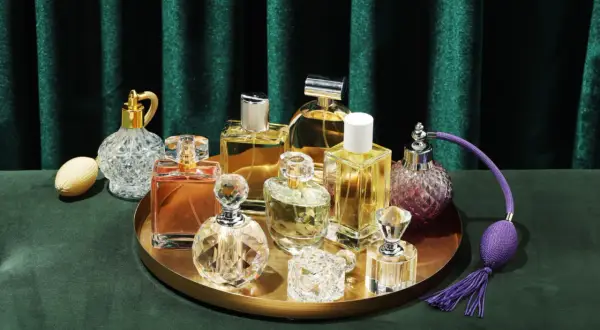 Eleganckie flakony z perfumami tworzą wyrafinowane kompozycje zapachowe.