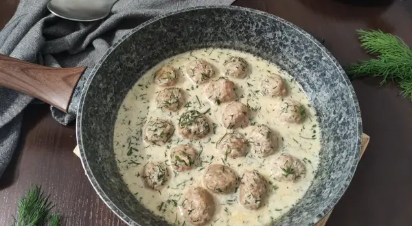 Pyszne pulpeciki w sosie koperkowym, gotowe do podania. Aromatyczny sos i delikatne mięso tworzą idealne danie.