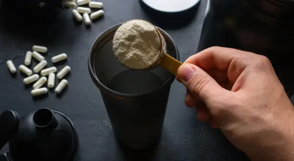 Miscela polvere e capsule: scopri quando assumere gli aminoacidi essenziali per massimizzare i tuoi risultati.
