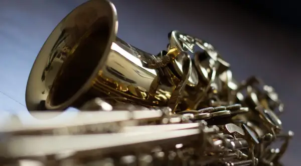 Glänzendes Saxophon, ein Musikinstrument, das bereit ist, Jazzmelodien zu spielen.