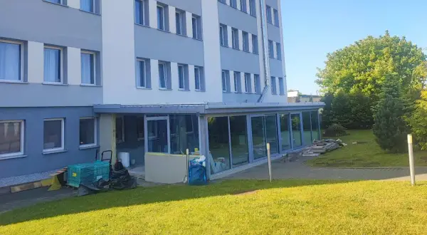 Co to jest patio w hotelu i jak wpływa na komfort gości?