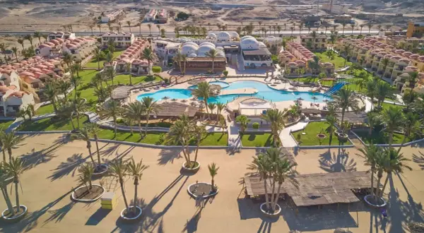 Widok z lotu ptaka na Protels Crystal Beach Resort z basenem, zjeżdżalniami i palmami. Opinie o tym miejscu są zazwyczaj pozytywne.