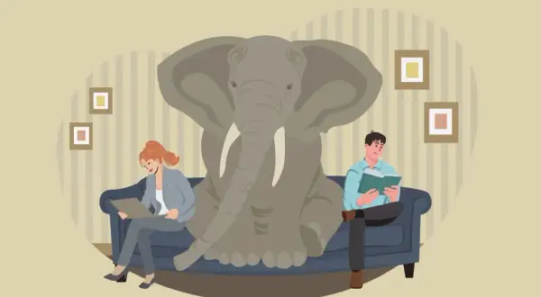 Un elefante en la habitación, un ejemplo de **idioms with animals**. Dos personas leen en un sofá, ignorando al paquidermo.