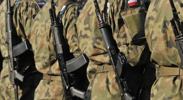 Jak żołnierz zawodowy po studiach może awansować w wojsku?