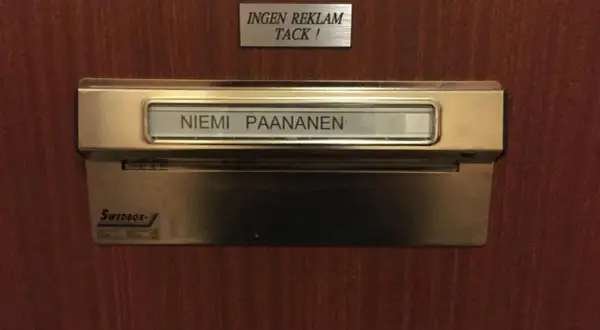 Brevlåda med namnet Niemi Paananen. Ovanför skylten "Ingen reklam tack!".