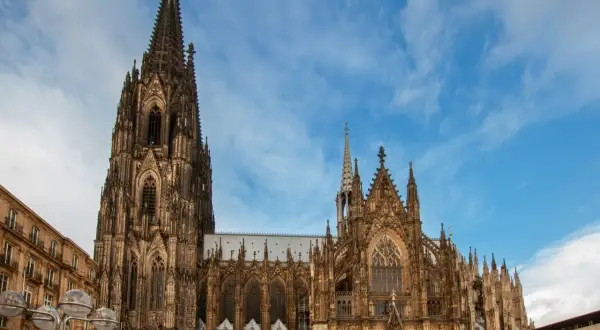 Imponująca katedra w Kolonii, z jej strzelistymi wieżami i bogatą fasadą, to prawdziwy cud architektury. Ciekawostki o jej budowie i historii zachwycają.