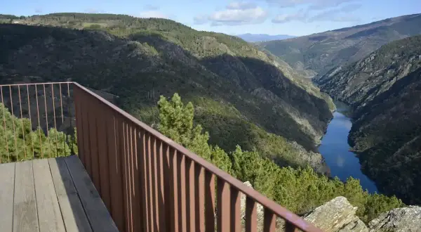 Vistas impresionantes desde el mirador do duque, con un río serpenteando entre montañas cubiertas de vegetación.