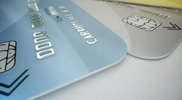 Zbliżenie na kartę prepaid Visa z wypukłymi cyframi i chipem.