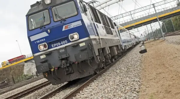 Pendolino Katowice - Kołobrzeg cena biletu? Pociąg PKP Intercity EP09-005 na torach.