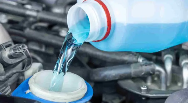 Scheibenwischwasser nachfüllen: So vermeiden Sie Frostschäden und Sichtprobleme