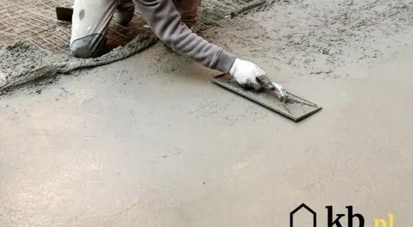 Ręczne zacieranie betonu kielnią, tworząc gładką powierzchnię. Praca na świeżym betonie.