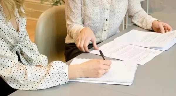 Kto wycenia działki i jakie ma kwalifikacje? Sprawdź, zanim stracisz