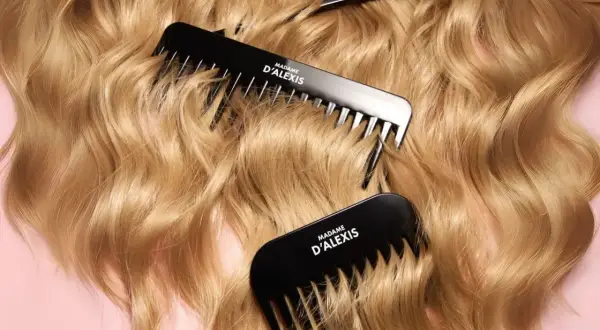 Trois peignes noirs de Madame D'Alexis reposent sur des cheveux blonds ondulés et élastiques.