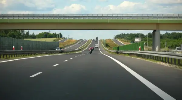 Czy na autostradzie A1 można płacić kartą? Sprawdź dostępne metody płatności!