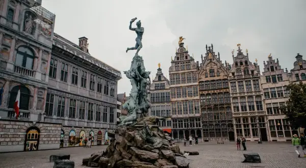 Fontanna Brabo na rynku w Antwerpii, gdzie leży to piękne miasto.