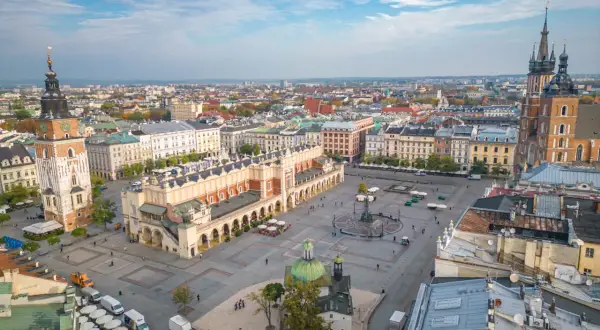 Rynek Główny w Krakowie: Sukiennice, Kościół Mariacki i wieża Ratuszowa. Idealne miejsce, by zobaczyć w Krakowie.