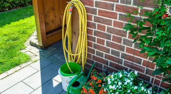 Jak zabudować kran w ogrodzie? Poradnik DIY na lata!