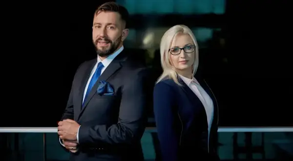 Dwóch prawników w eleganckich garniturach. Dowiedz się, ile kosztuje porada prawna i jak uzyskać profesjonalne wsparcie.