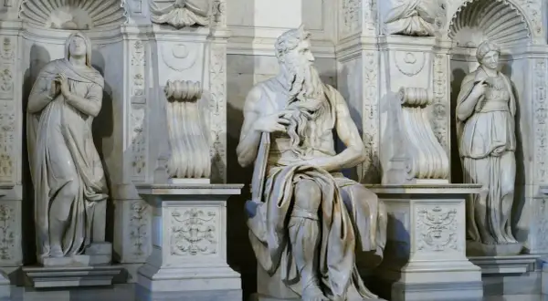 Il Mosè di Michelangelo a San Pietro in Vincoli, con le figure di Lia e Rachele ai lati, un capolavoro che incanta.