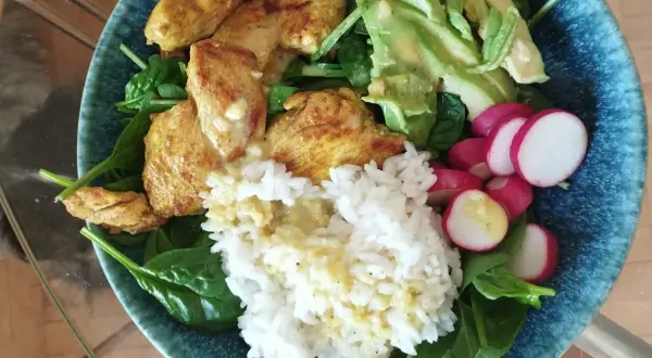 Zdrowa buddha bowl z kurczakiem, ryżem, awokado i rzodkiewką. Pyszny posiłek pełen smaku i witamin.