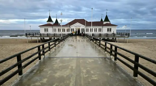 Molo w Ahlbecku, budynek z wieżyczkami, plaża i morze. Sprawdź cennik wejścia na molo w Ahlbecku.