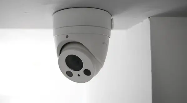 Kamera monitoringu sufitowego to kluczowy element, jak zabezpieczyć mieszkanie przed włamaniem.