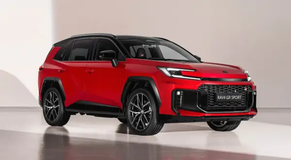 Röd Toyota RAV4 laddhybrid GR Sport med sportig design. Perfekt för en testkörning i sommarvärmen.