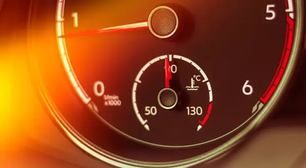 Wskaźnik pokazuje temperaturę oleju w silniku. Igła wskazuje ok. 90°C, co jest optymalną wartością.