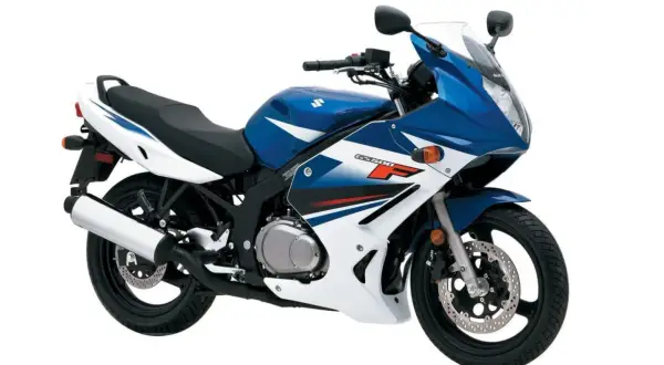 Suzuki GS 500 F azul y blanca, lista para la carretera.