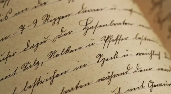 Scrittura a mano su carta ingiallita, forse un testamento segreto. Le parole sono difficili da decifrare, ma evocano un'atmosfera di mistero e antichità.