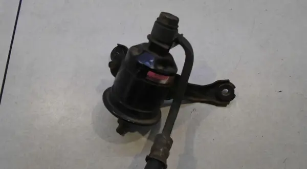 Filtr paliwa do Toyoty RAV4 2.0 benzyna, element układu paliwowego, gotowy do montażu.