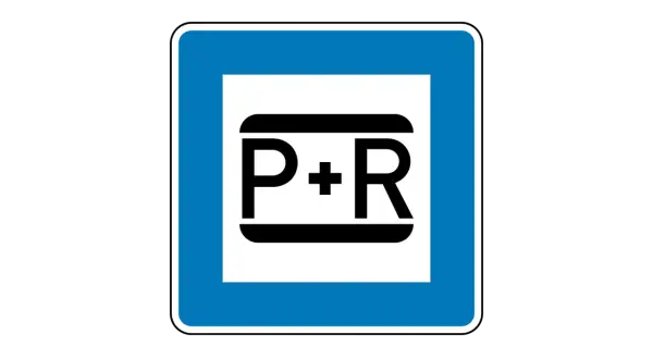 Blaues Schild mit weißem Feld und schwarzem P+R-Symbol. Park and Ride – hier umsteigen und weiterfahren.