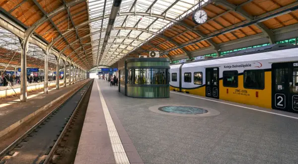 Peron na dworcu kolejowym we Wrocławiu, z pociągiem Kolei Dolnośląskich.