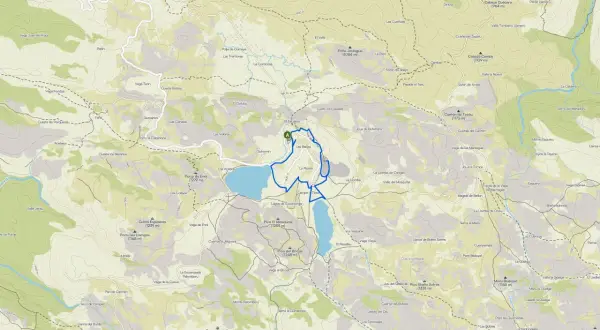 Mapa szlaków turystycznych w **Picos de Europa** z zaznaczonymi jeziorami Lagos de Covadonga i szczytami.