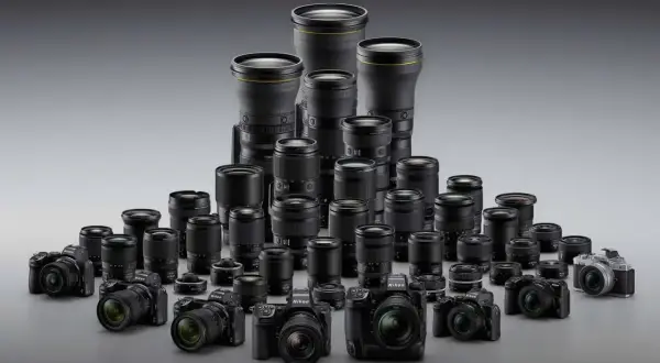 Duży wybór obiektywów Nikon, od szerokokątnych po teleobiektywy, prezentuje różnorodność tego rodzaju obiektywu.