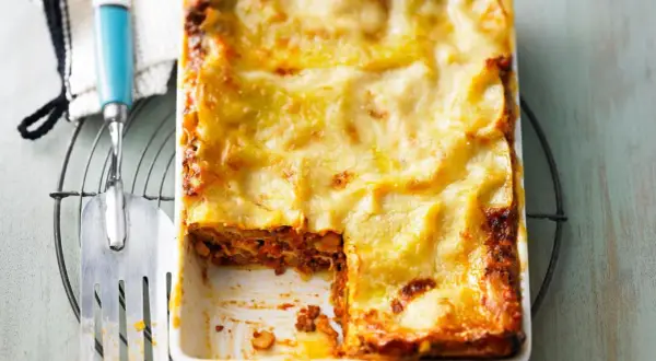 Lasagne al forno mit geschmolzenem Käse, bereit zum Servieren. Die Zutaten sind perfekt geschichtet.