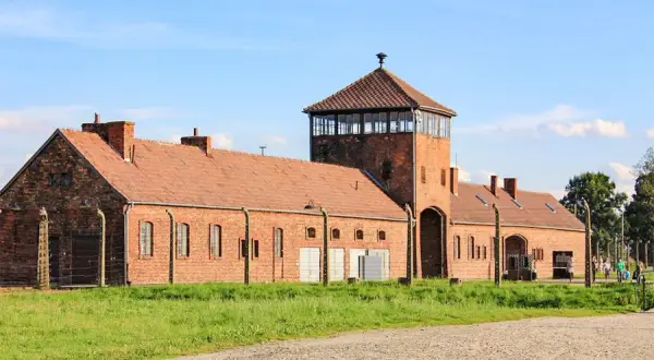 Oświęcim: Gdzie zjeść smacznie i z szacunkiem po wizycie w Muzeum?