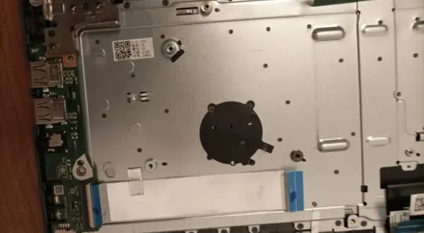 Wnętrze laptopa, widoczne porty USB, wentylator i płyta główna. Wystąpił błąd, który jest nie do naprawienia.
