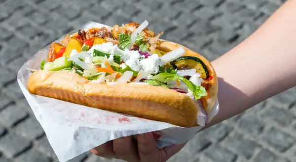 Pyszny kebab king, pełen warzyw i sera, idealny na szybki posiłek. Czy zastanawiałeś się nad jego kcal?