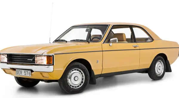 Gul Ford Consul från 70-talet, en klassisk bil med en tidlös design.