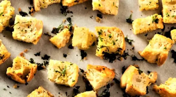 Goldbraune, knusprige Brotwürfel mit Kräutern – perfekt, um Croutons selber zu machen für Salate oder Suppen.