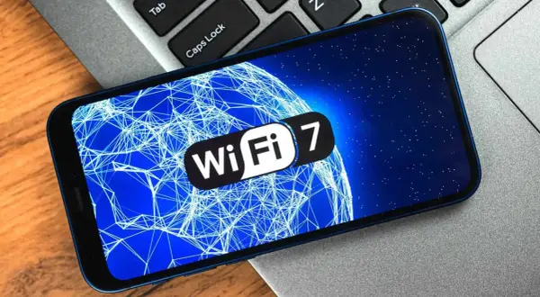 Smartphone affichant le logo Wi-Fi 7 sur un fond bleu étoilé, symbolisant la prochaine génération de connectivité sans fil, potentiellement en 6 GHz.
