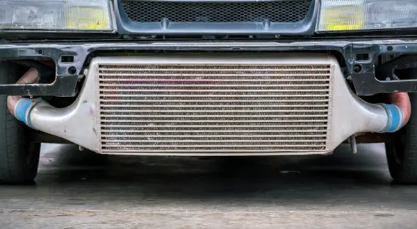 Twój intercooler woła o pomoc? Wyczyść go i odzyskaj moc silnika!