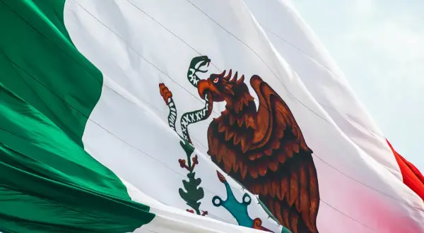 Meksykańska flaga z orłem połykającym węża. Czy Meksyk jest bezpieczny? To pytanie nurtuje wielu podróżnych.