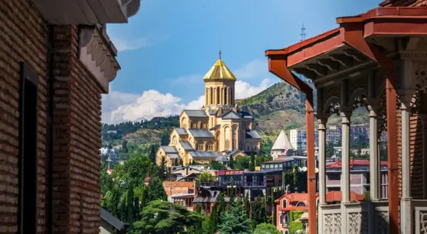 Tbilisi, jedno z najpiękniejszych miast Europy, z dominującą katedrą i malowniczymi dachami.