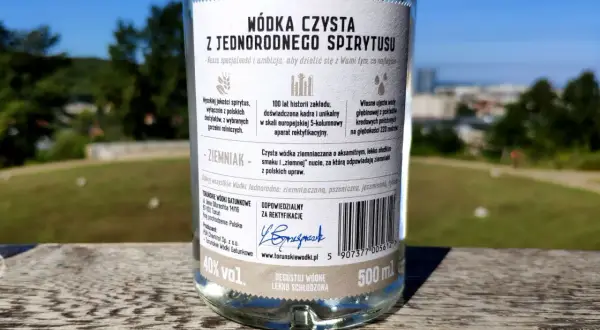 Wódka czysta ziemniaczana, żytniówka wódka o aksamitnym smaku, z polskich upraw. Degustuj lekko schłodzona.
