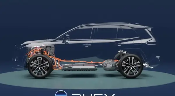 Dettaglio del sistema PHEV: scopri quanti km in elettrico può percorrere questo full hybrid, con batteria e motore in vista.