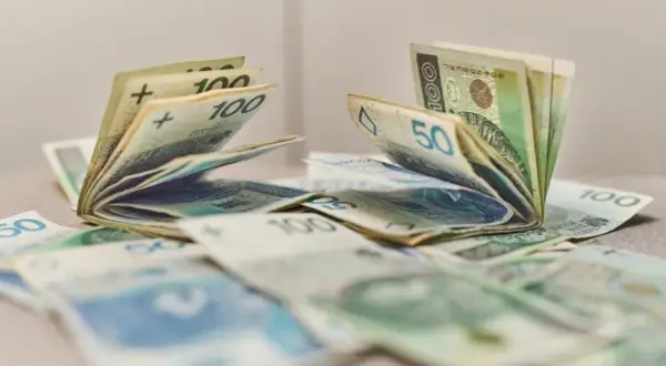 Co oznacza zawieszenie emerytury i jak uniknąć problemów z wypłatą?